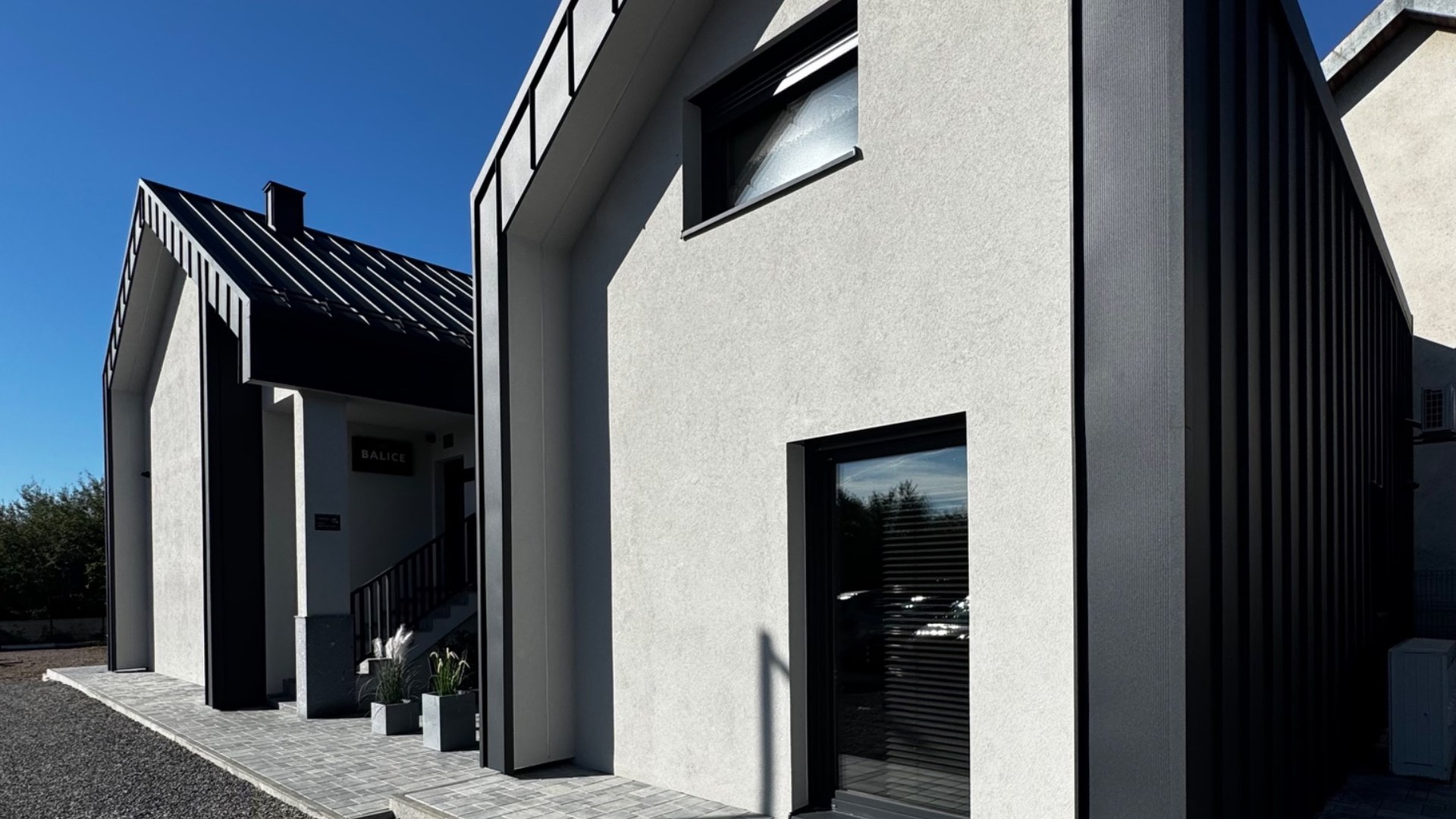 Bryła budynku w kolorze antracytowym – Balice